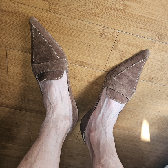 BARNEYS NEW YORK, WOMEN'S SIZE 5 KITTEN HEEL PUMP SHOE. - Picture 2 of 5